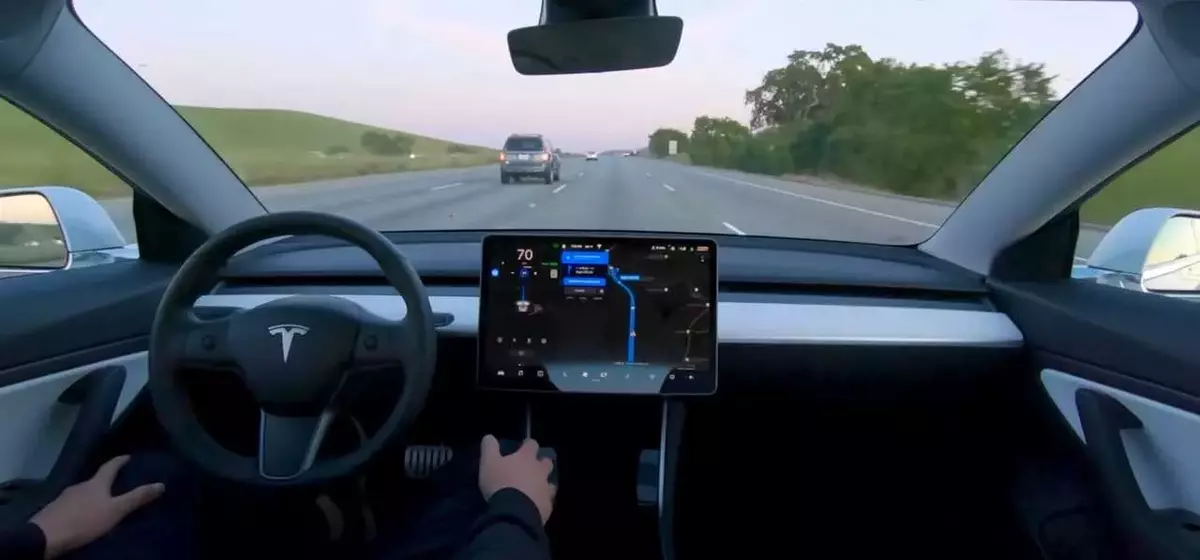Tesla FSD Introduces Automatic Crash Avoidance in Manual Driving