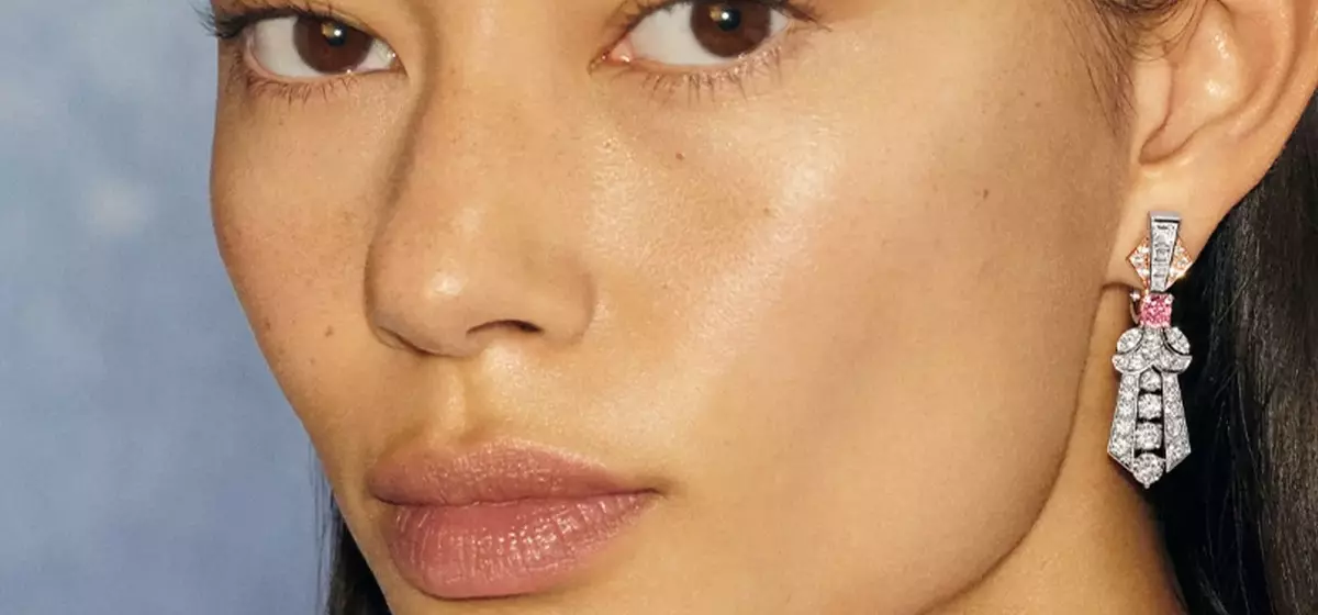 De Beers Unveils 'Vibrations' Collection at London Fashion Week, Highlighting Innovative Cabochon Cut and Ethical Sourcing