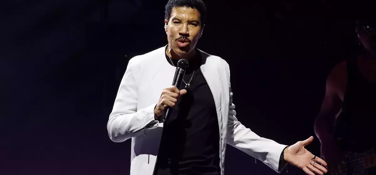 Lionel Richie Postpones Tour Dates After Undergoing Heart Procedure