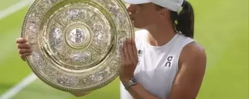 Świątek Dominates Wimbledon Final, Securing Historic Victory