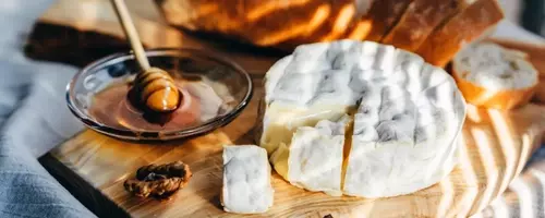 Crafting the Perfect Single-Cheese Board: A Guide to Elegant Entertaining