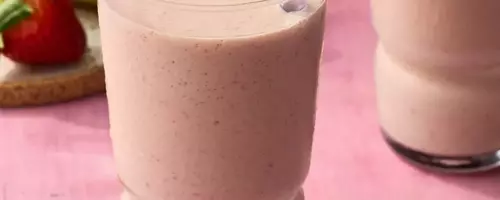 Revitalizing Strawberry-Passion Fruit Smoothie: A High-Protein Breakfast Boost
