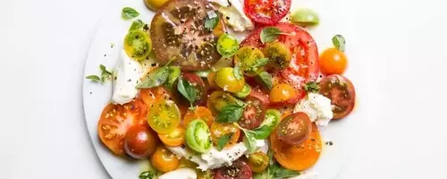 Effortless No-Cook Tomato Sauce for Pasta
