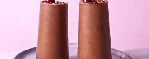 Indulge in a 5-Minute Chocolate-Cherry Smoothie: A Black Forest Cake Experience