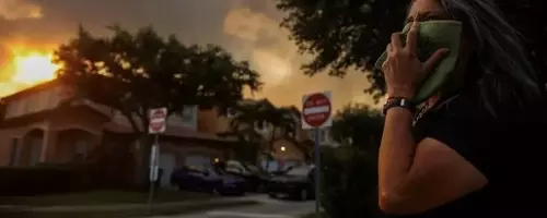Massive Wildfire Engulfs Western Miami, Blanketing Residential Areas in Smoke