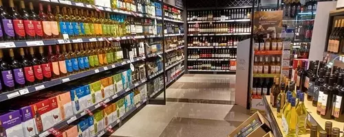 Canadian Retail Sector Navigates Divergent Trends in April