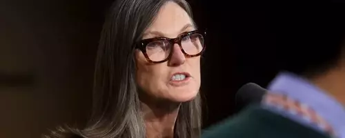 Cathie Wood Boosts Coinbase Investment Amidst Tech Stock Volatility
