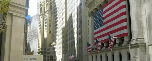 US Futures Dip Amidst Fed Remarks and Economic Data Ahead