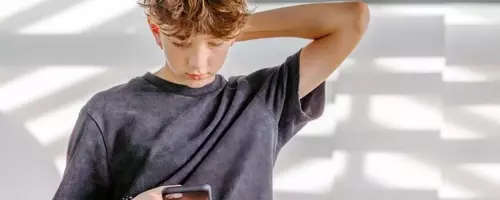 Understanding and Addressing 'Popcorn Brain' in Teenagers