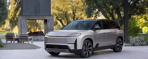 Toyota Postpones Electric Highlander Release to Next Year Amid Strong Demand for Traditional Models