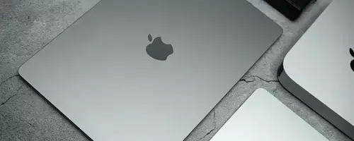 Jim Cramer Advocates Holding Apple Stock Amid AI Debates