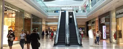 UK Retail Sector Navigates June Heatwave with Resilience and Digital Shift