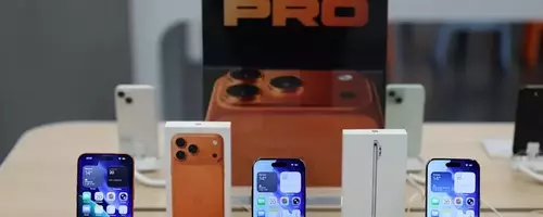 Smartphone Market Faces Historic Decline Amid AI Memory Shortage