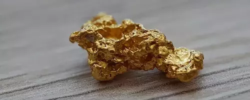 Gold Prices Rise as Dollar Weakens, Geopolitical Tensions Ease