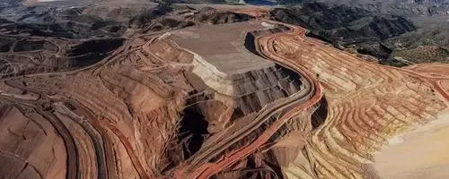 The Interplay of Oil and Gold in Economic Cycles