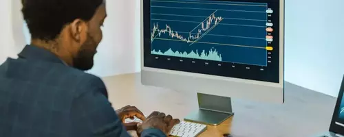 Mastering Symmetrical Triangle Patterns in Trading