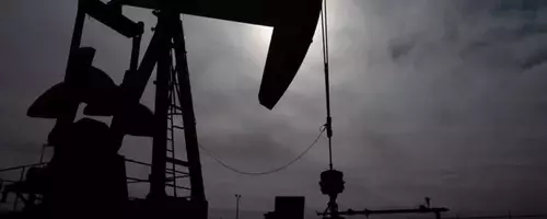 Crude Oil Prices Decline Amidst Weak Demand Outlook and Rising US Stockpiles
