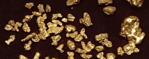 Gold Prices Ascend Amidst Dollar Weakness and Geopolitical Tensions