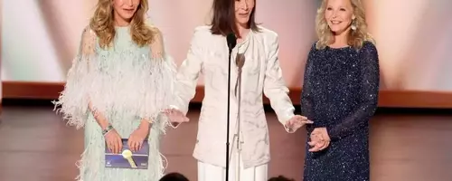Original 'Charlie's Angels' Actresses Reunite at Emmys, Pay Tribute to Farrah Fawcett